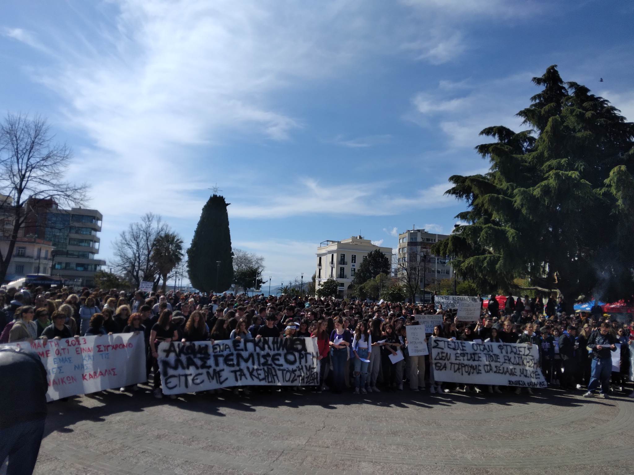 Μεγάλη συγκέντρωση και πορεία στην Καβάλα για τα θύματα της τραγωδίας στα Τέμπη