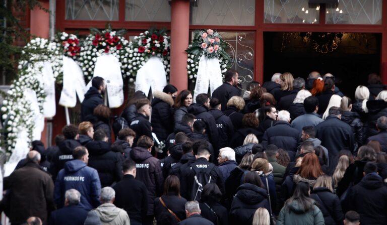Κατερίνη: Θρήνος στην κηδεία της 34χρονης Αθηνάς που σκοτώθηκε στο σιδηροδρομικό δυστύχημα στα Τέμπη