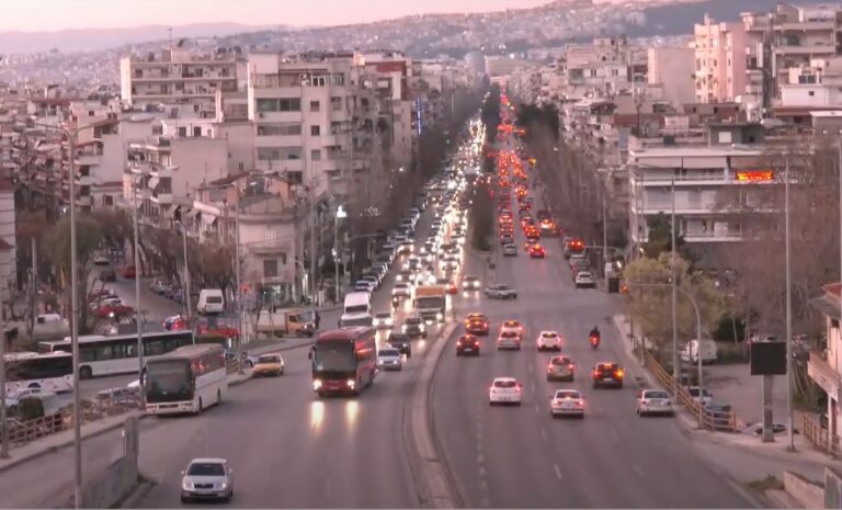 Θεσσαλονίκη: Σε εξέλιξη η έξοδος των εκδρομέων-Αυξημένα τα μέτρα της Τροχαίας