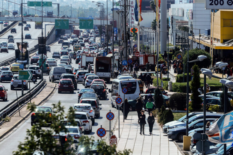 Καραμπόλα με τέσσερα οχήματα στον Κηφισό με έναν ελαφρά τραυματία – Μεγάλες καθυστερήσεις