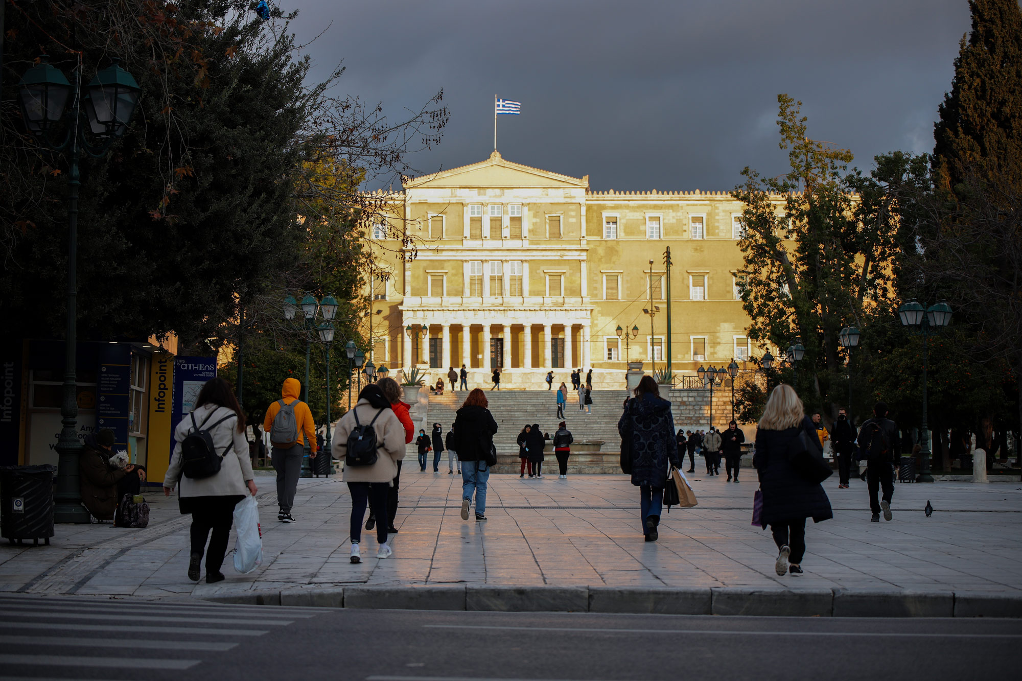 Κ. Χατζηδάκης – Κατώτατος μισθός: Τι κερδίζουν οι εργαζόμενοι – Αυξάνονται 19 επιδόματα