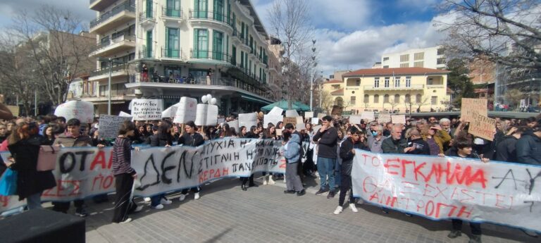 Συλλαλητήριο φοιτητών, μαθητών και φορέων για τους νεκρούς στο δυστύχημα των Τεμπών στην Κοζάνη (video)