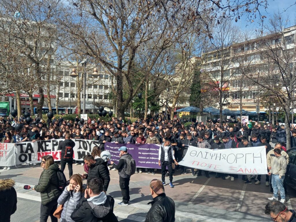 Μαζική συμμετοχή και συνθήματα οργής στα συλλαλητήρια για τα Τέμπη – «Δεν ξεχνάμε, Ποτέ ξανά»