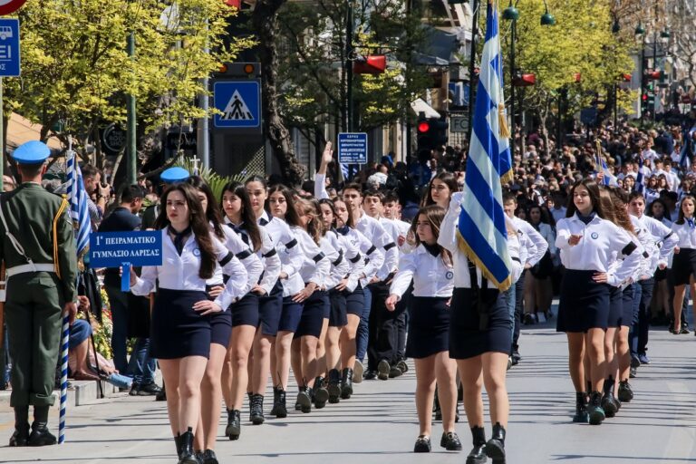 Πένθιμα σύμβολα στις παρελάσεις της Περιφέρειας – Τα μηνύματα των μαθητών για το δυστύχημα στα Τέμπη