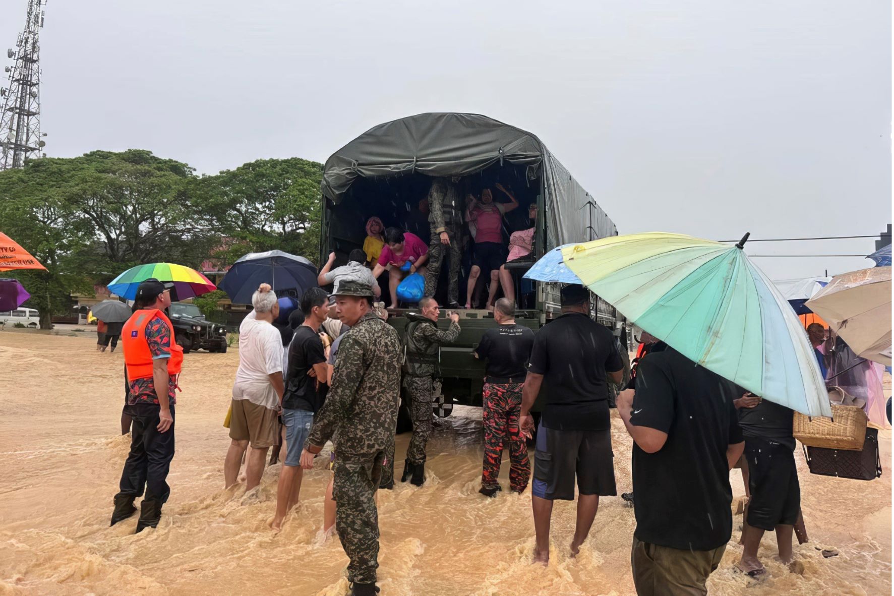 Πλημμύρες στη Μαλαισία: Τουλάχιστον 4 νεκροί –  40.000 άνθρωποι εγκατέλειψαν τα σπίτια τους