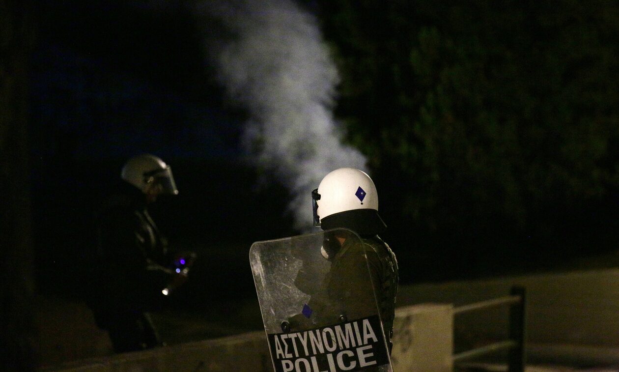 Θεσσαλονίκη: Επίθεση με πυρσούς στο Τμήμα Ασφαλείας Λευκού Πύργου