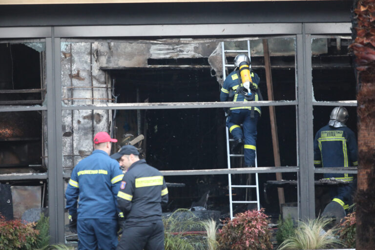 Νέα Σμύρνη: Φωτιά σε εστιατόριο επεκτάθηκε σε πολυκατοικία – Ένας τραυματίας, απεγκλωβίστηκαν 5 μεταξύ αυτών ένα βρέφος