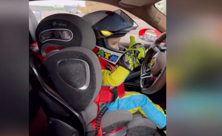 Τουρκία: 3χρονος οδηγεί Ferrari των 1000 ίππων και βάζει “φωτιά” στο διαδίκτυο (video)