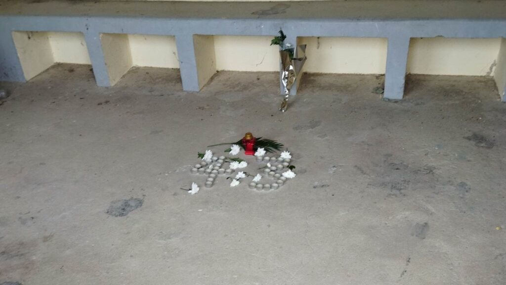 Λουλούδια στον ακριτικότερο σταθμό τρένου της Ελλάδας στο Ορμένιο Έβρου εις μνήμην των θυμάτων της τραγωδίας στα Τέμπη