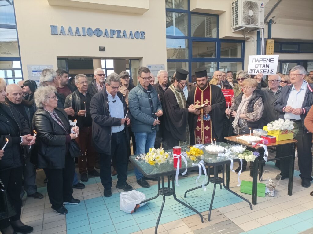 Διαμαρτυρία με τα τρακτέρ στις ράγες του ΟΣΕ για τα θύματα της τραγωδίας στα Τέμπη