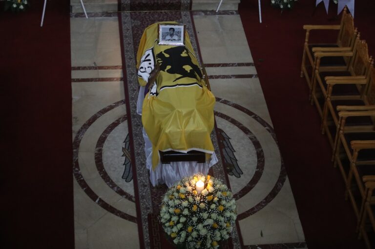 Το μεσημέρι η κηδεία του Μίμη Παπαϊωάννου – Σε λαϊκό προσκύνημα η σορός του στον Ι.Ν. Αγ. Τριάδας