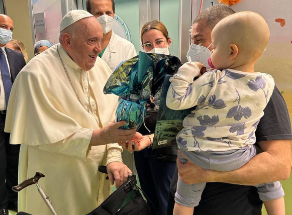 Ο Πάπας Φραγκίσκος επισκέφθηκε με δώρα παιδιά στο Τμήμα Ογκολογίας