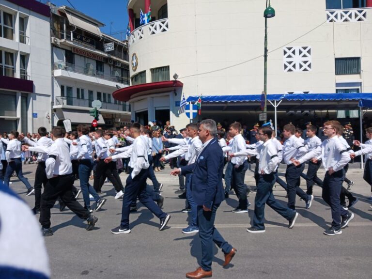 Μαθητές  με μαύρα περιβραχιόνια και  πένθιμα σύμβολα στην παρέλαση της Λάρισας