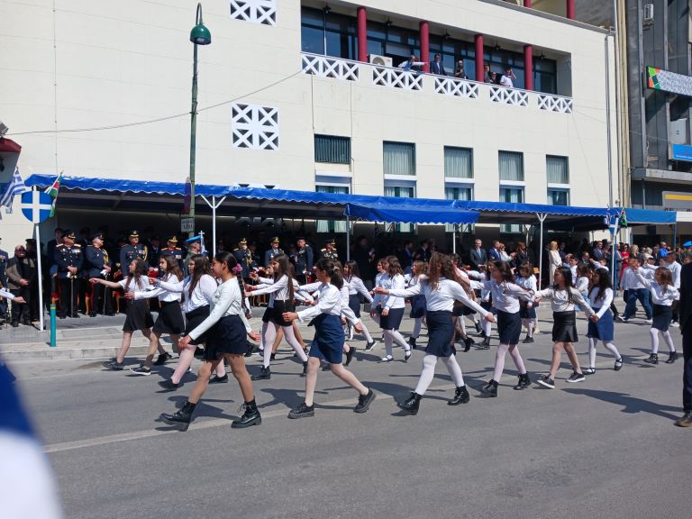 Μαθητές  με μαύρα περιβραχιόνια και  πένθιμα σύμβολα στην παρέλαση της Λάρισας