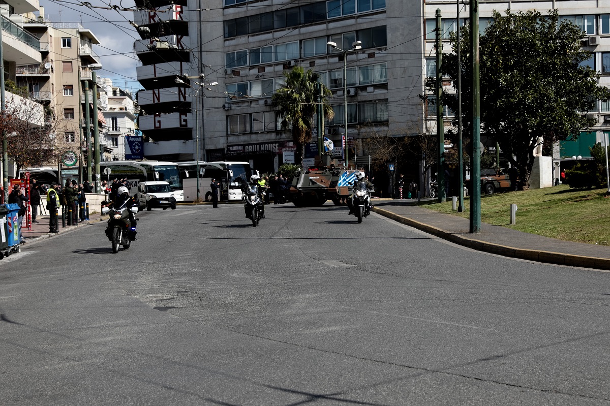 Κυκλοφοριακές ρυθμίσεις για την στρατιωτική παρέλαση στην Αθήνα – Τροποποιήσεις και στα ΜΜΜ