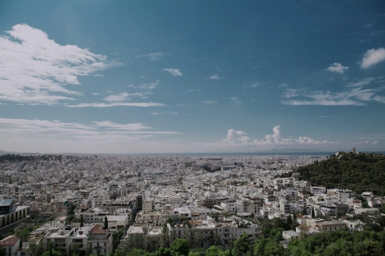 Ένθετο Οικονομία: Ρεκόρ ξένων επενδύσεων σε ελληνικά ακίνητα