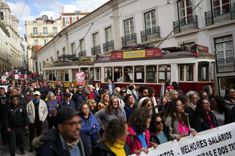 Λισαβόνα: Στους δρόμους χιλιάδες εργαζομένοι διεκδικώντας αυξησεις σε μισθούς
