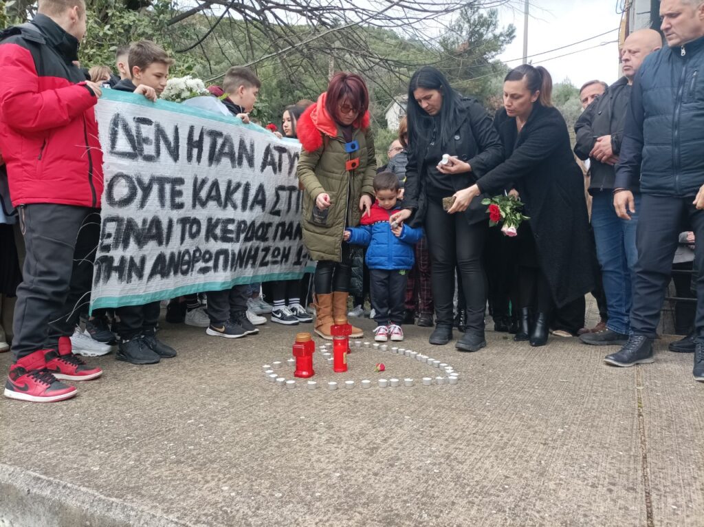 Διαμαρτυρία μαθητών και γονέων του δήμου Τεμπών στον σιδηροδρομικό σταθμό Ραψάνης