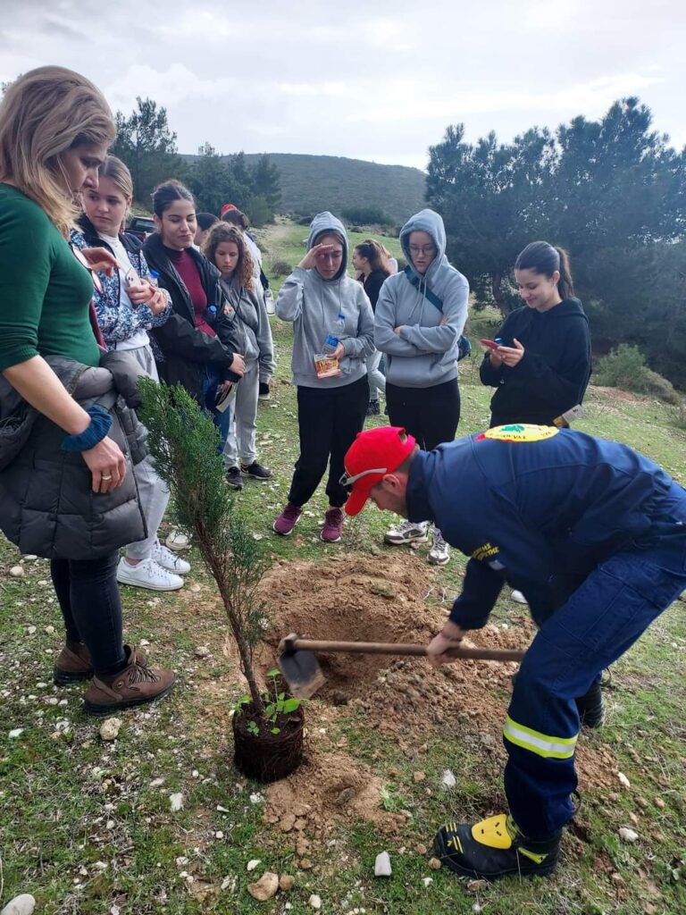 Σάμος: Συμβολική δενδροφύτευση από Έλληνες και Γερμανούς μαθητές για τα θύματα των Τεμπών