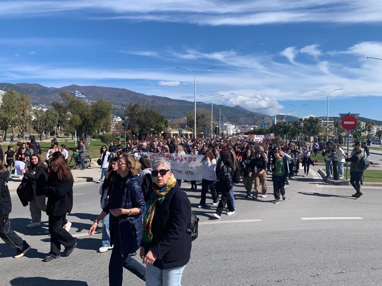 Βόλος: Χιλιάδες “ΠΟΤΕ ΞΑΝΑ” δόνησαν την πόλη στην μαζικότερη πορεία που έγινε ποτέ