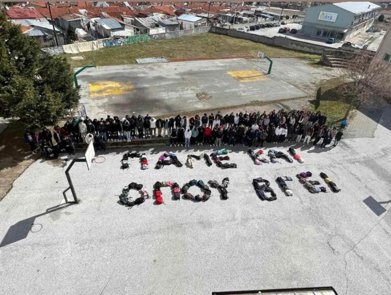 Φλώρινα: Φόρο τιμής στις 57 χαμένες ψυχές από μαθητές (video)