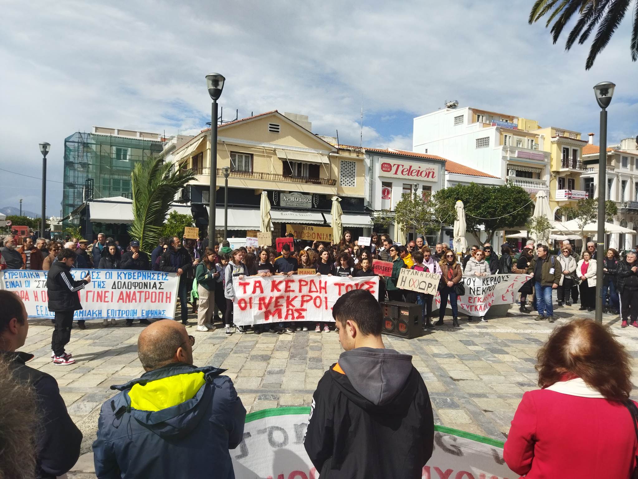 Σάμος: Εκατοντάδες Σαμιώτες έστειλαν το δικό τους μήνυμα για το δυστύχημα στα Τέμπη