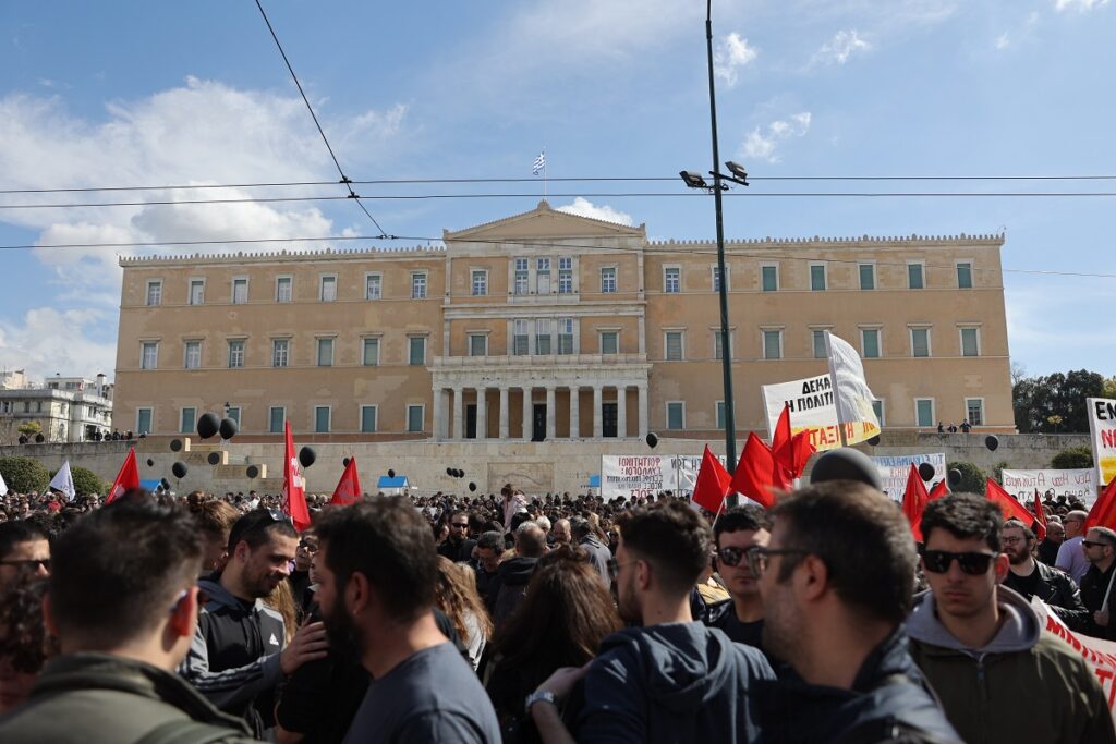 Ένταση και επεισόδια στο παλλαϊκό συλλαλητήριο στο Σύνταγμα για την εθνική τραγωδία – Έξι προσαγωγές και 7 τραυματίες αστυνομικοί