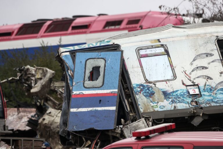Σύγκρουση τρένων στα Τέμπη: Στον εφέτη – ανακριτή οι δύο σταθμάρχες και ο επιθεωρητής