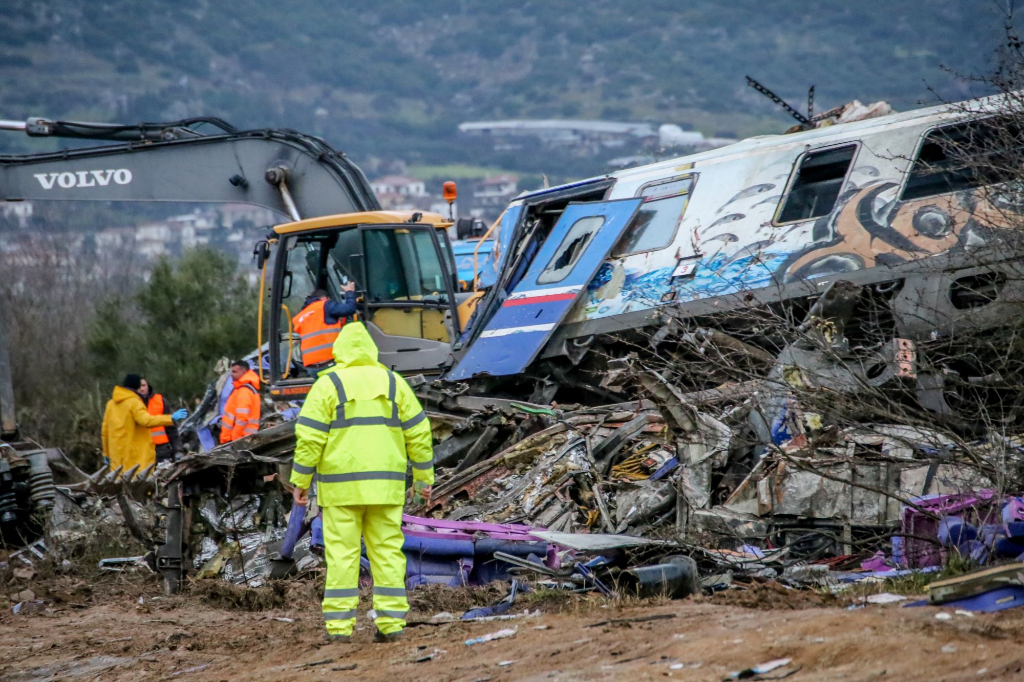 Σύγκρουση τρένων στα Τέμπη: Οργή και οδύνη για τους 57 νεκρούς – Πού εστιάζονται οι έρευνες