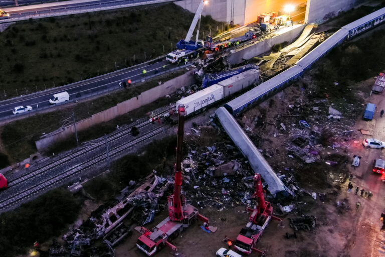 Σε τεμαχισμό του τρίτου βαγονιού προχωρούν τα διασωστικά συνεργεία για τον εντοπισμό αγνοουμένων