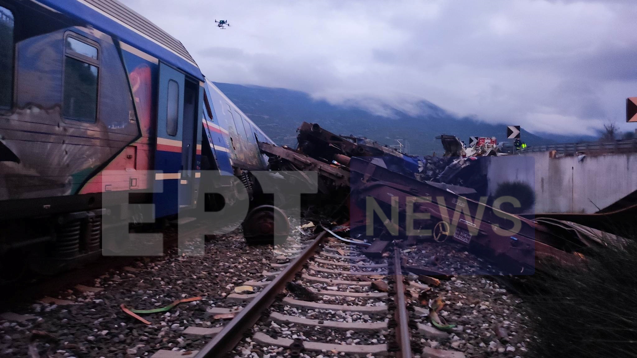 Σύγκρουση τρένων στα Τέμπη: Συνεχίζουν τις προσπάθειες ανεύρεσης εγκλωβισμένων τα συνεργεία διάσωσης