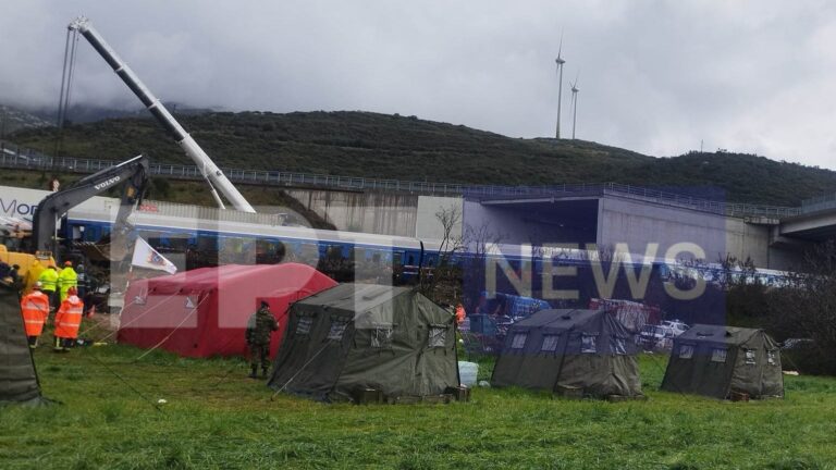 Ώρες αγωνίας στο Γενικό νοσοκομείο Λάρισας για τους συγγενείς των θυμάτων