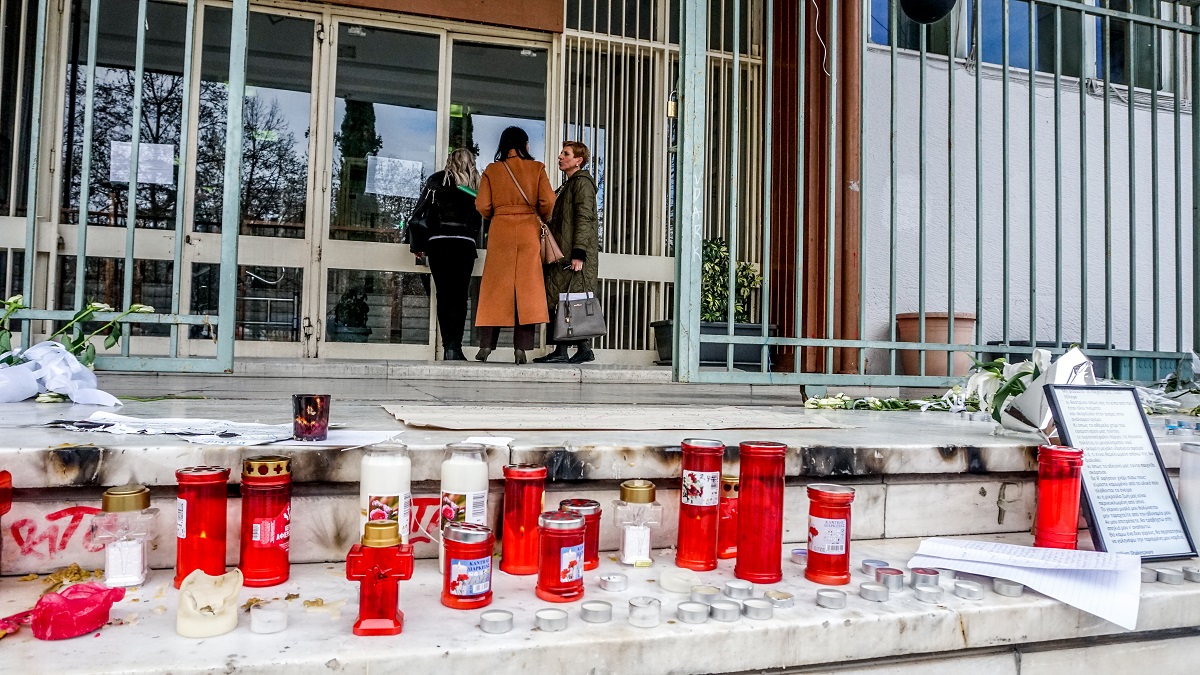 ΛΟΥΛΟΥΔΙΑ ΚΕΡΑΚΙΑ ΚΑΙ ΑΦΙΕΡΩΜΑΤΑ ΓΙΑ ΤΑ ΘΥΜΑΤΑ ΤΟΥ ΠΟΛΥΝΕΚΡΟΥ ΣΙΔΗΡΟΔΡΟΜΙΚΟΥ ΔΥΣΤΥΧΗΜΑΤΟΣ ΤΩΝ ΤΕΜΠΩΝ ΣΤΟ ΔΙΚΑΣΤΙΚΟ ΜΕΓΑΡΟ ΛΑΡΙΣΑΣ  (ΛΕΩΝΙΔΑΣ ΤΖΕΚΑΣ/EUROKINISSI)