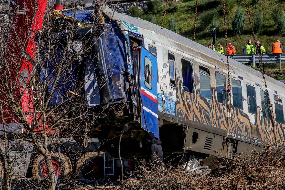 Λάρισα: Συγγενείς των θυμάτων της τραγωδίας των Τεμπών επιτέθηκαν σε διευθυντικό στέλεχος του ΟΣΕ