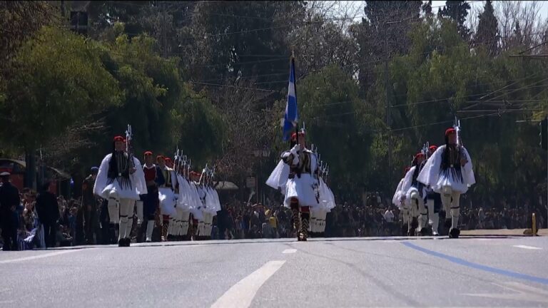 Παρέλαση 25ης Μαρτίου: Το πέρασμα των ευζώνων, η ιστορία τους και… τα τσαρούχια τους