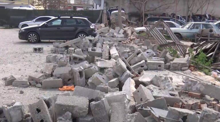 Θεσσαλονίκη: Τοιχίο έπεσε σε αυτοκίνητα λόγω των ισχυρών ανέμων