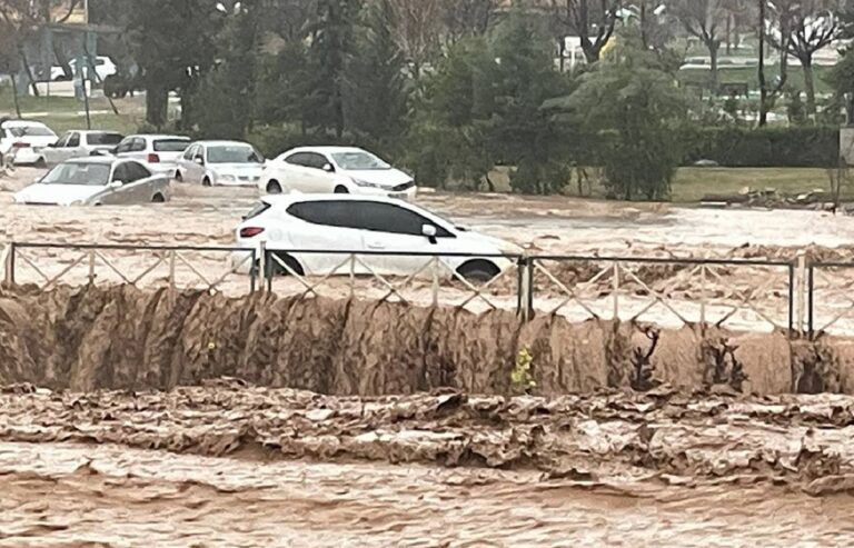 Τουρκία: Φονικές πλημμύρες στις σεισμόπληκτες περιοχές – Τουλάχιστον 14 νεκροί