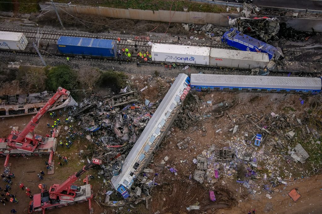 Live – Σύγκρουση τρένων Τέμπη: Έρευνα για τα αίτια της τραγωδίας – Τα σενάρια που εξετάζονται
