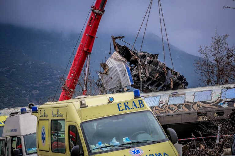 Σιδηροδρομικό δυστύχημα Τέμπη: Στους 55 οι νεκροί που ταυτοποιήθηκαν – Μνημόσυνο στους ναούς της χώρας για τα θύματα της τραγωδίας
