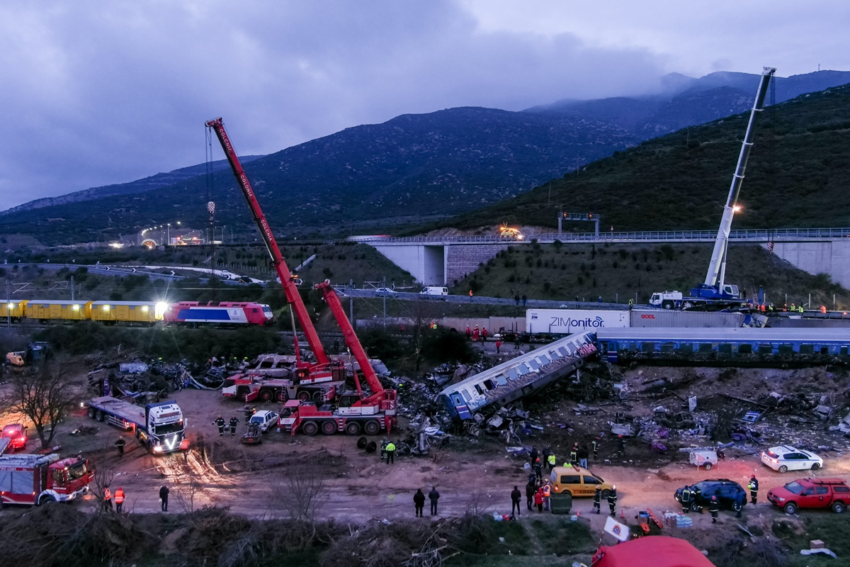 Το ξέσπασμα εκπαιδευτή μηχανοδηγών: Δεν έπρεπε να αφήσουν μόνο του τον σταθμάρχη – Ήταν άπειρος