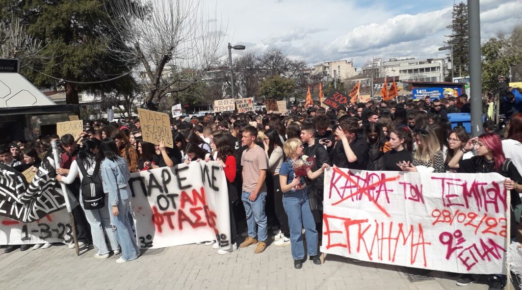 Τρίκαλα: Σε τρεις συγκεντρώσεις, νέοι, φορείς και συλλογικότητες διαδήλωσαν για την τραγωδία στα Τέμπη
