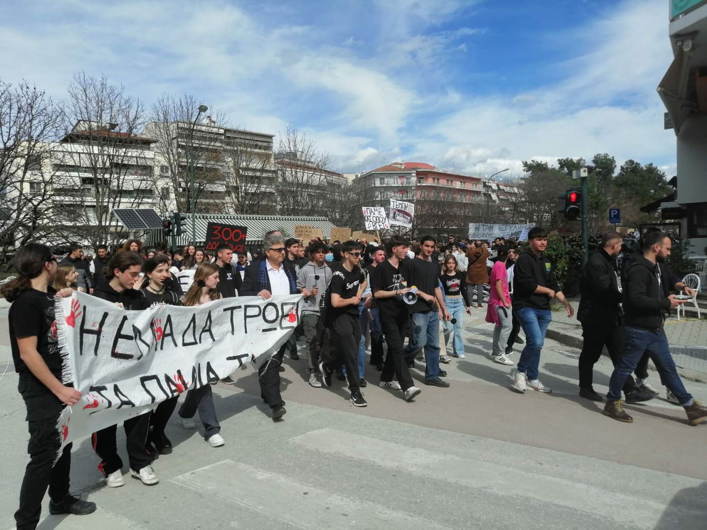 Τρίκαλα: Σε τρεις συγκεντρώσεις, νέοι, φορείς και συλλογικότητες διαδήλωσαν για την τραγωδία στα Τέμπη