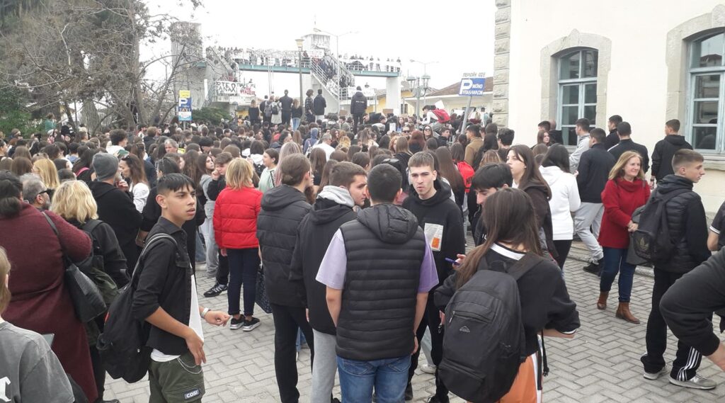 Τρίκαλα: Σε τρεις συγκεντρώσεις, νέοι, φορείς και συλλογικότητες διαδήλωσαν για την τραγωδία στα Τέμπη