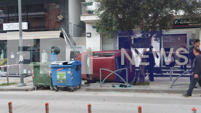 Θεσσαλονίκη: Τροχαίο ατύχημα στην Ηλιούπολη – ΙΧ τούμπαρε στο πεζοδρόμιο (εικόνες)