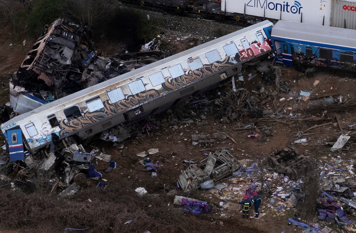 ΣΥΓΚΡΟΥΣΗ  ΤΡΕΝΩΝ ΣΤΗ ΛΑΡΙΣΑ ΜΕ ΝΕΚΡΟΥΣ ΚΑΙ ΤΡΑΥΜΑΤΙΕΣ