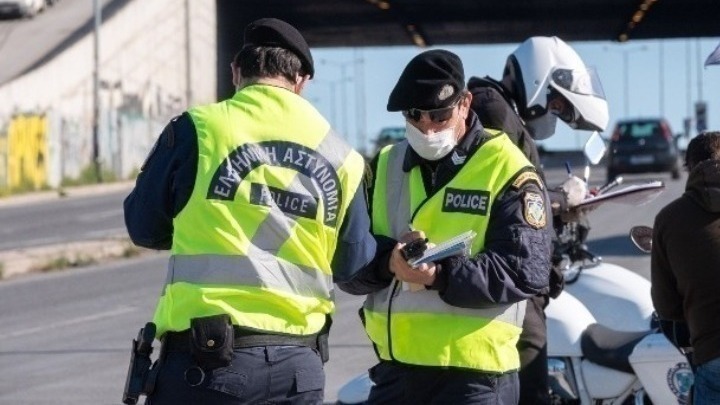 Κλήσεις μοίρασαν ΕΛΑΣ και δημοτική αστυνομία σε παράνομα σταθμευμένα δίκυκλα στο κέντρο της Θεσσαλονίκης