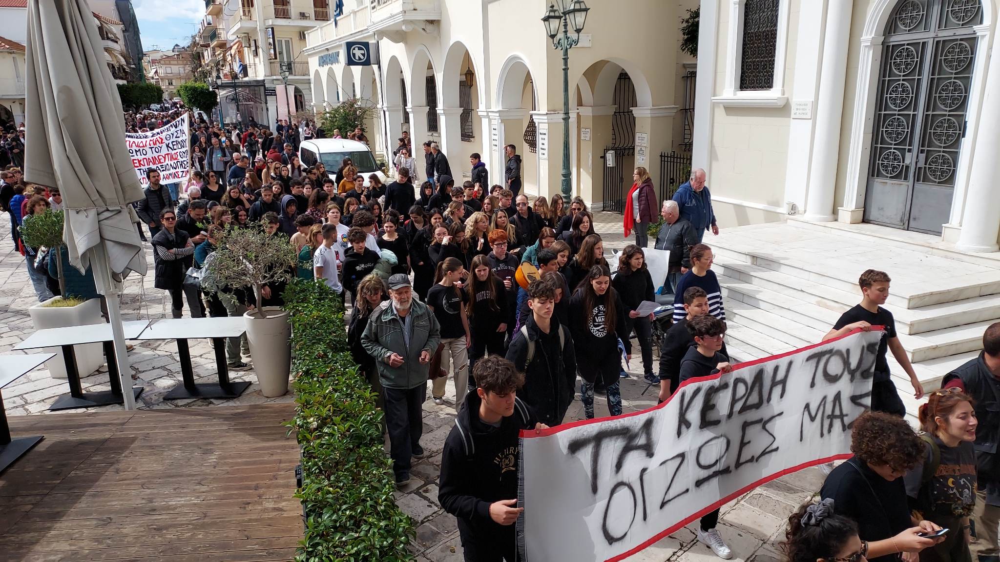Ζάκυνθος: Μεγάλη η συμμετοχή στο συλλαλητήριο για την τραγωδία στα Τέμπη (video)
