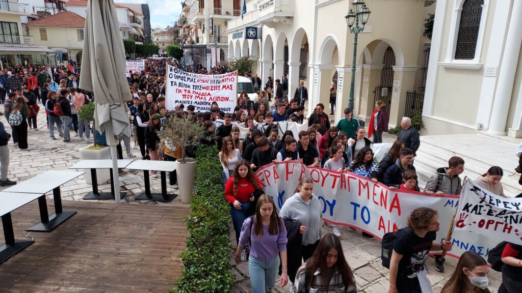 Ζάκυνθος: Μεγάλη η συμμετοχή στο συλλαλητήριο για την τραγωδία στα Τέμπη (video)
