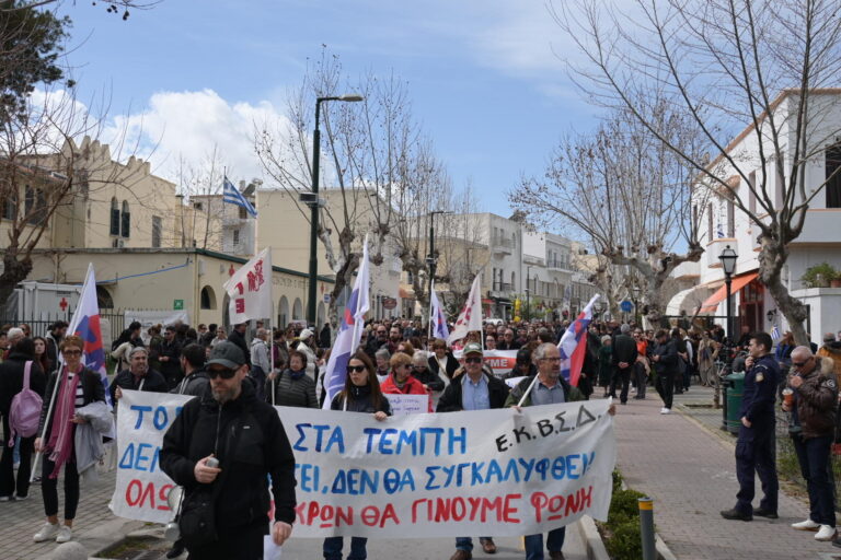 Νέοι, μαθητές, εργαζόμενοι διαδήλωσαν έξω από το Νοσοκομείο της Κω για το τραγικό δυστύχημα στα Τέμπη