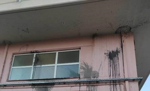 Πάτρα: Πέτρες και μπογιές κατά της Διεύθυνσης Μεταφορών